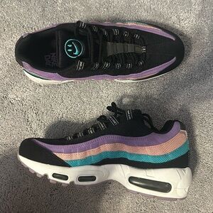 These are a women’s size 8.5. These colorful shoes are very appealing to the eye